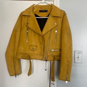 New Zara jacket never been worn it doesn’t fit that why I’m selling it.
